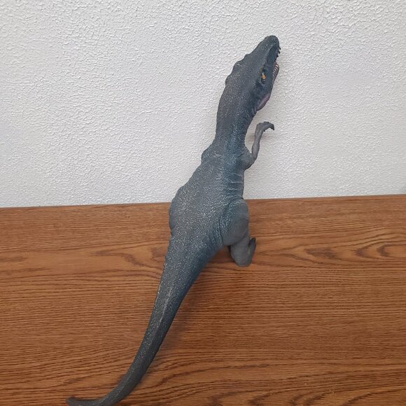 Action Figure 2014 Velociraptors Dinosaur 21" x 12" - Picture 4 of 7